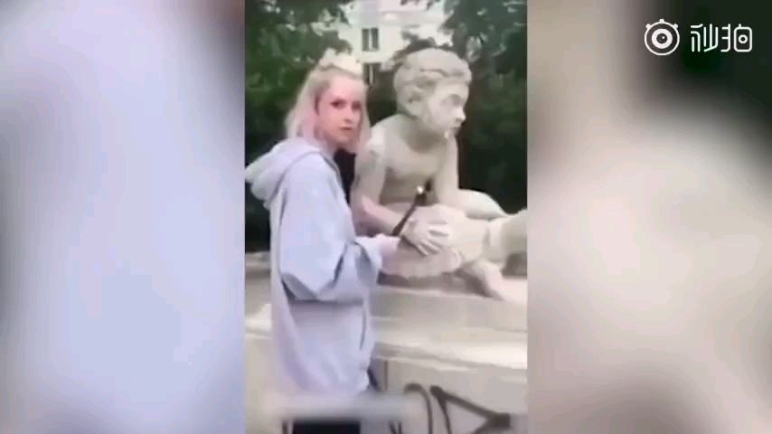 为了涨粉,波兰女模特敲掉200年雕像的鼻子!居然有外国网友评论支持:早就该砸碎这些该死的玩意儿!